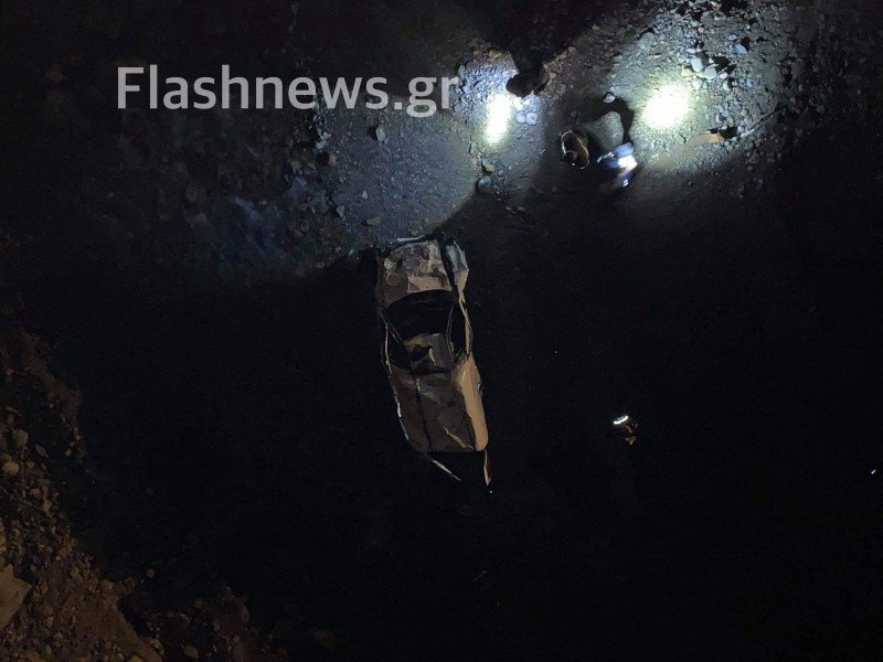 Απίστευτο τροχαίο - Αυτοκίνητο έπεσε από γέφυρα στα Χανιά (φωτό)