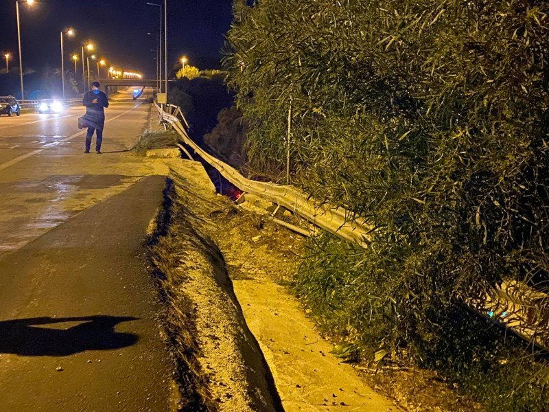 Απίστευτο τροχαίο - Αυτοκίνητο έπεσε από γέφυρα στα Χανιά (φωτό)