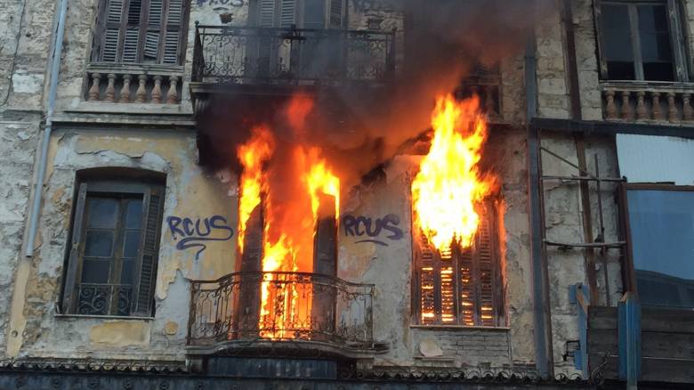 Πυρκαγιά ΤΩΡΑ σε εγκαταλελειμμένο κτίριο στην Αθηνα.Απεγκλωβίστηκε 1 ατομο