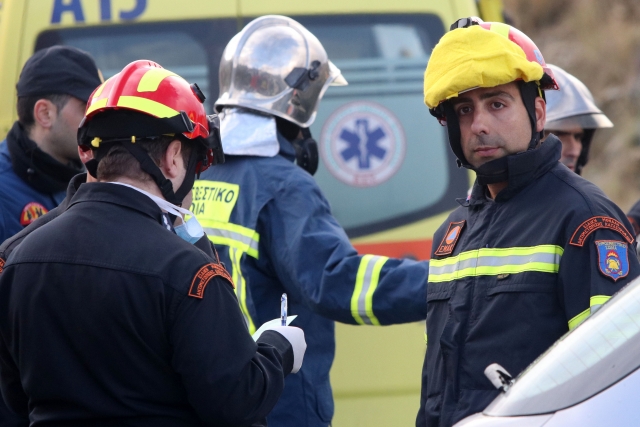 Συγκινητικά καρέ από τη στιγμή που οι πυροσβέστες καταρρέουν αντικρίζοντας το φρικτό τροχαίο του νεαρού ζευγαριού.