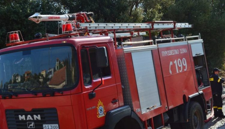 Πυλαία: Πυρκαγιά σε συνεργείο ταξί – Επί τόπου η Πυροσβεστική