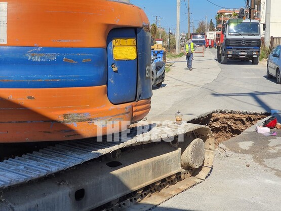 Πάτρα: Γυναίκα έπεσε με μηχανάκι σε φρεάτιο της ΔΕΥΑΠ βάθους 2,5 μέτρων.