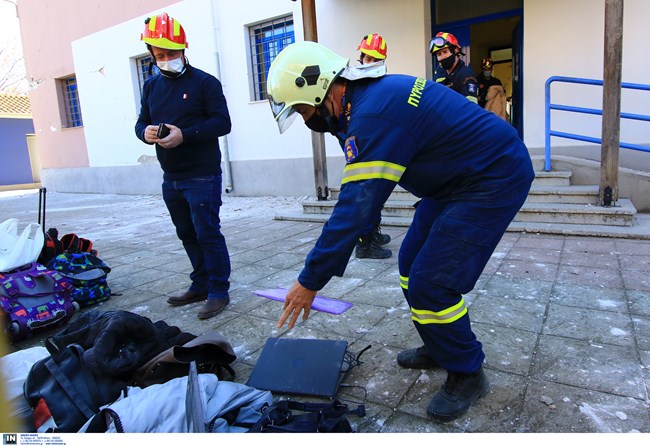 Σεισμός Ελασσόνα: Οι πυροσβέστες επέστρεψαν στο σχολείο στο Δαμάσι και μάζεψαν τις τσάντες των μαθητών [Εικόνες]