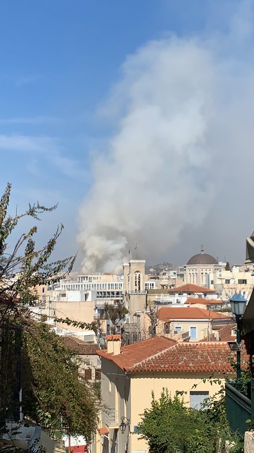 Μεγάλη πυρκαγιά σε κτίριο στην οδό Κτενά (Φώτο)
