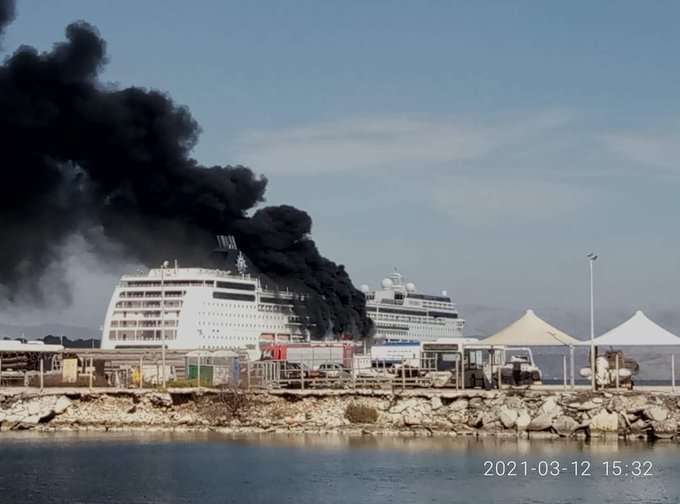 Μεγάλη πυρκαγιά ΤΩΡΑ σε κρουαζιερόπλοιο στην Κέρκυρα (Φώτο)