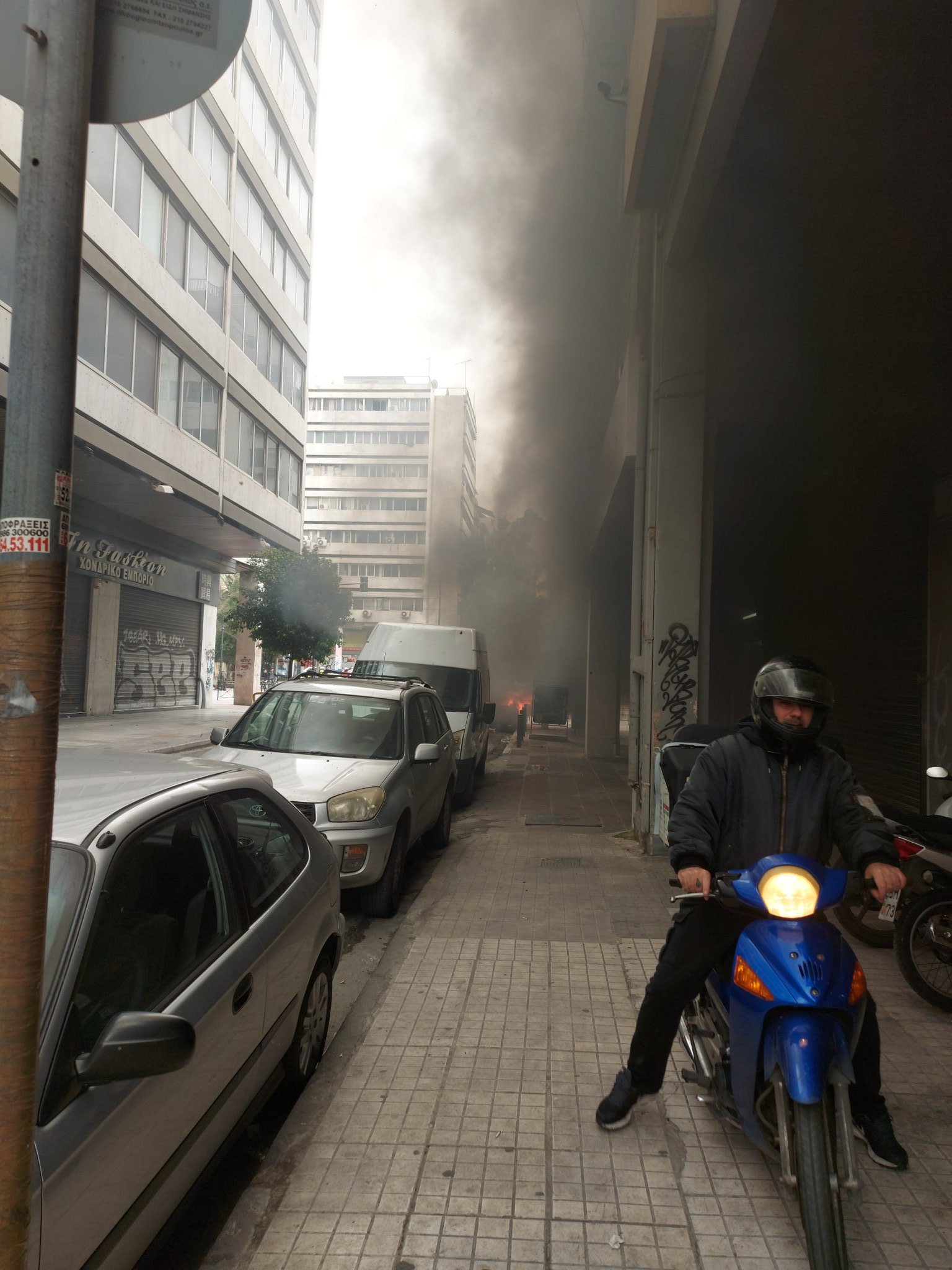 Πυρκαγιά ΤΩΡΑ σε Ι.Χ.Ε.όχημα στην Αθήνα.(φωτο)