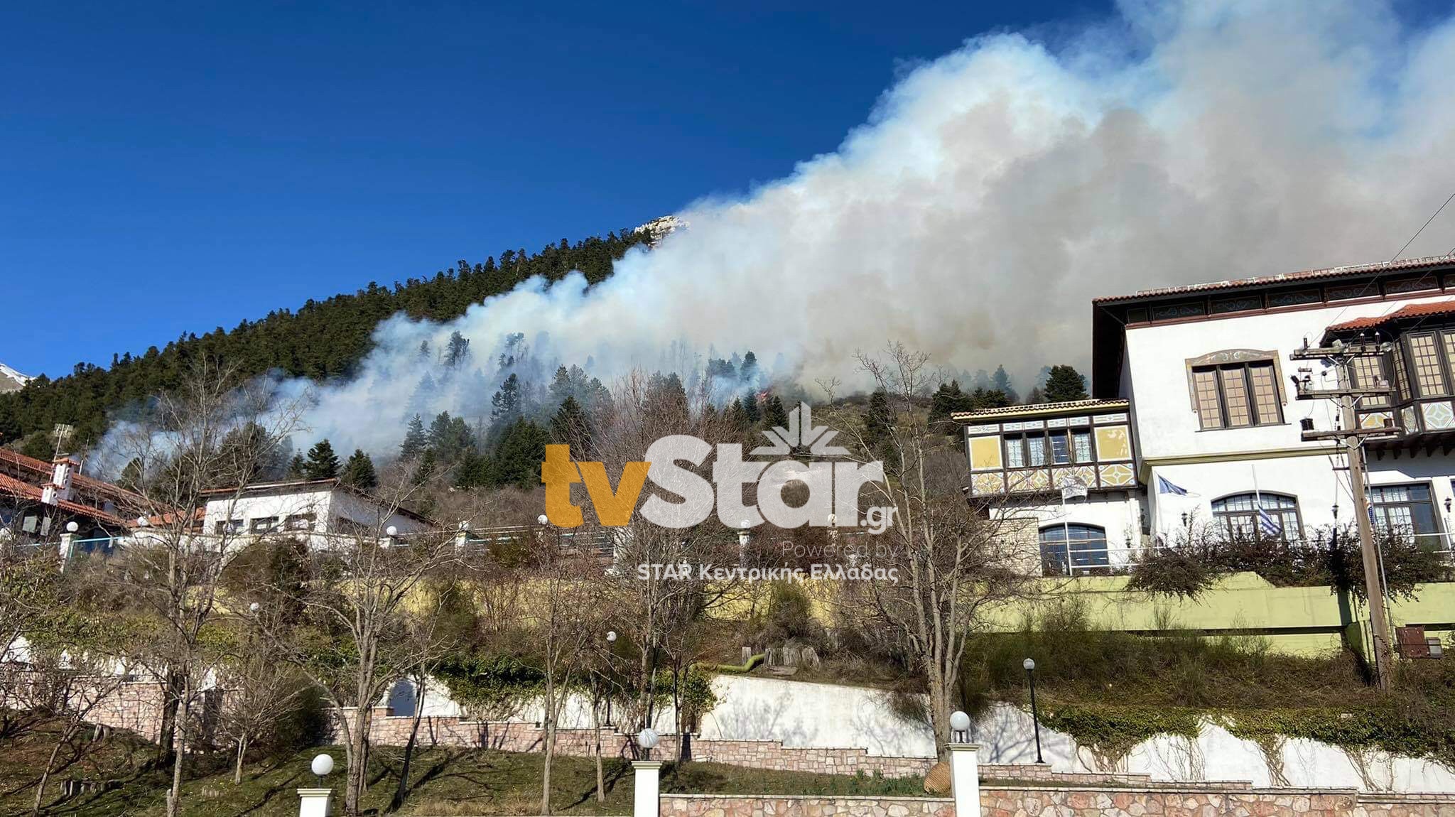 Με φλόγες και ανέμους μάχονται οι πυροσβέστες σε Μεγαλόπολη, Αίγιο και Καρπενήσι.