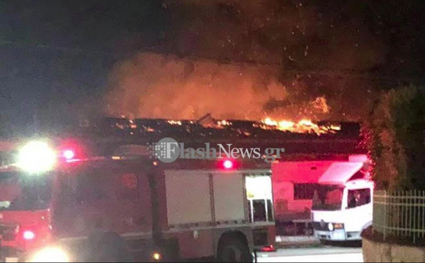Κρήτη: Μεγάλη πυρκαγιά σε επιχείρηση με αλουμίνια