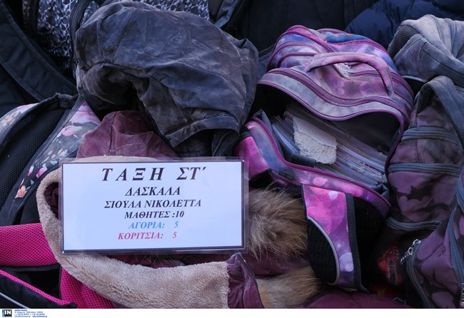 Σεισμός Ελασσόνα: Οι πυροσβέστες επέστρεψαν στο σχολείο στο Δαμάσι και μάζεψαν τις τσάντες των μαθητών [Εικόνες]