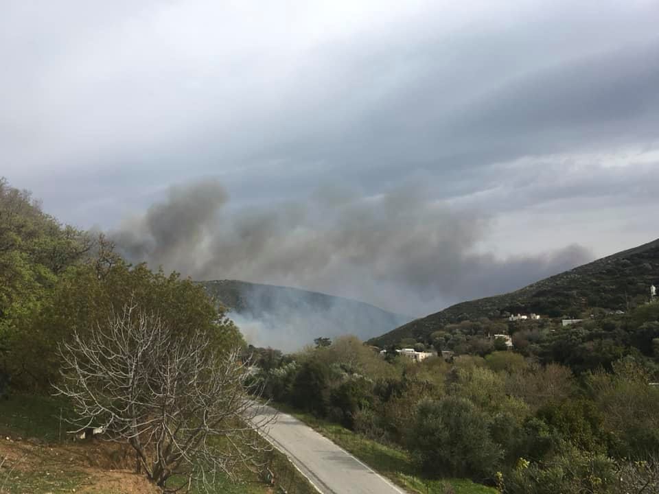 Πυρκαγιά -'Ανδρος: Τραυματίστηκε πυροσβέστης, εκκενώνεται και δεύτερος οικισμός