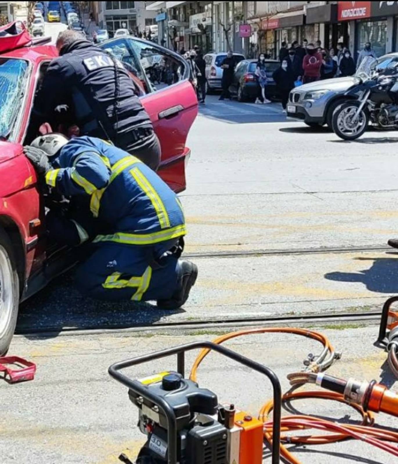 Τροχαίο με εγκλωβισμένο άτομο στην Αθήνα