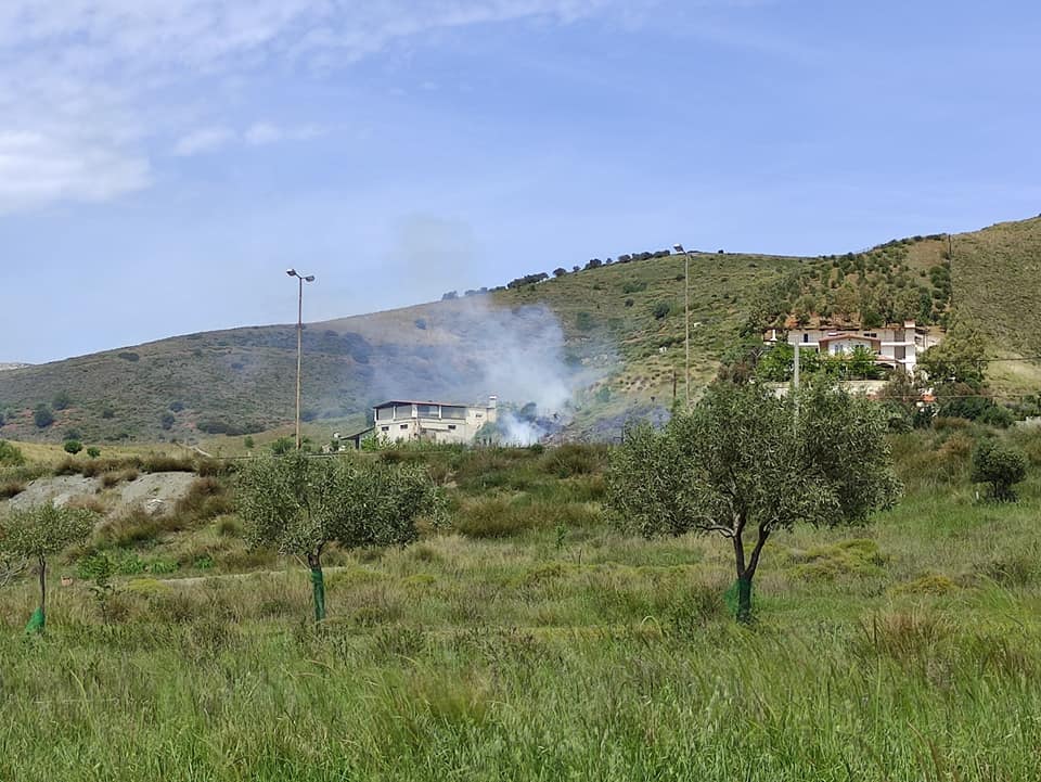 Πυρκαγιά στην Κερατέα - Κοντά στην Γέφυρα του Κουβαρά (Φώτο)