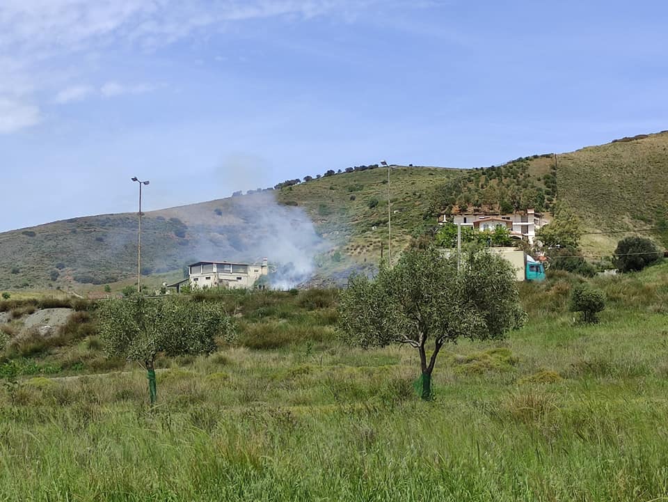 Πυρκαγιά στην Κερατέα - Κοντά στην Γέφυρα του Κουβαρά (Φώτο)