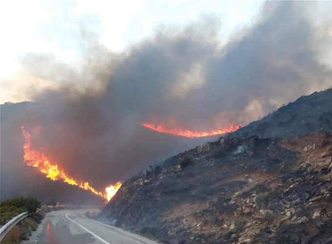Πυρκαγιά -'Ανδρος: Τραυματίστηκε πυροσβέστης, εκκενώνεται και δεύτερος οικισμός