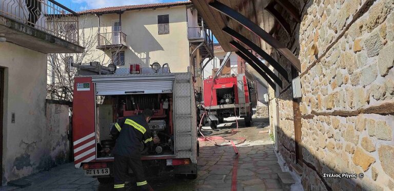 Χαλκιδική-Πυρκαγιά στην καμινάδα σπιτιού επεκτάθηκε στην σκεπή.(φώτο)