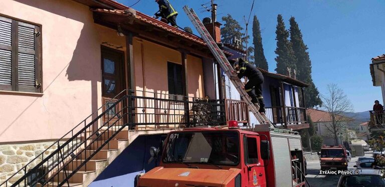 Χαλκιδική-Πυρκαγιά στην καμινάδα σπιτιού επεκτάθηκε στην σκεπή.(φώτο)