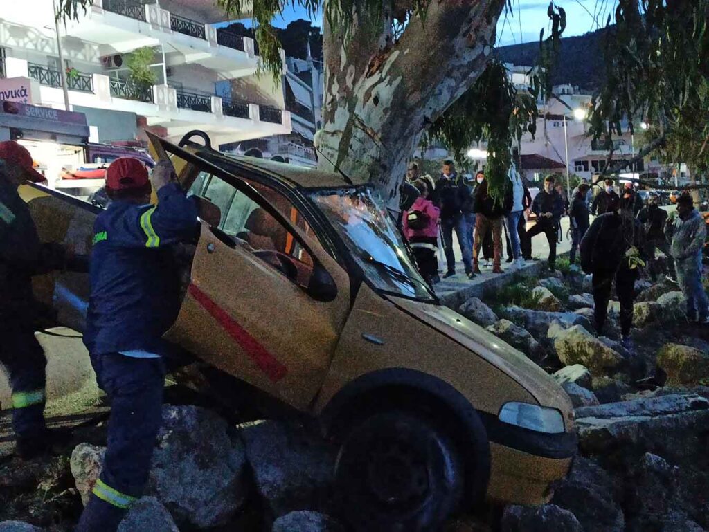 Τραγωδία στην Αμφιλοχία: Αυτοκίνητο καρφώθηκε σε δέντρο – Νεκρός ο οδηγός (Φώτο)
