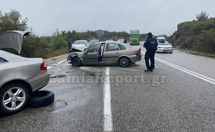 Σοβαρότατο τροχαίο με τέσσερις τραυματίες στο δρόμο Λαμίας – Δομοκού.