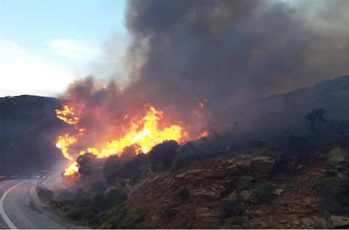 Πυρκαγιά -'Ανδρος: Τραυματίστηκε πυροσβέστης, εκκενώνεται και δεύτερος οικισμός