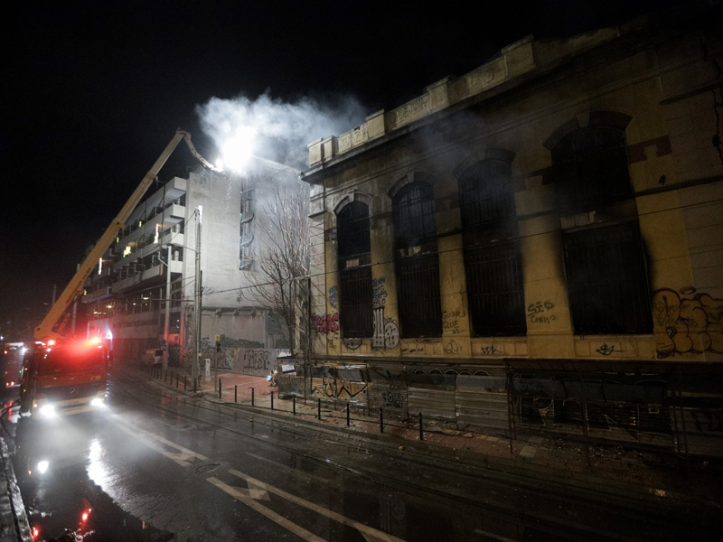 Σε εξέλιξη πυρκαγιά σε εγκαταλελειμμένο κτήριο στην Αθήνα