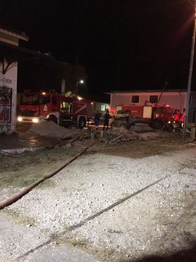 Πυρκαγιά σε αποθήκη καταστήματος πλησίον αποθήκες του ΟΣΕ στην Αμαλιαδα (Φώτο)