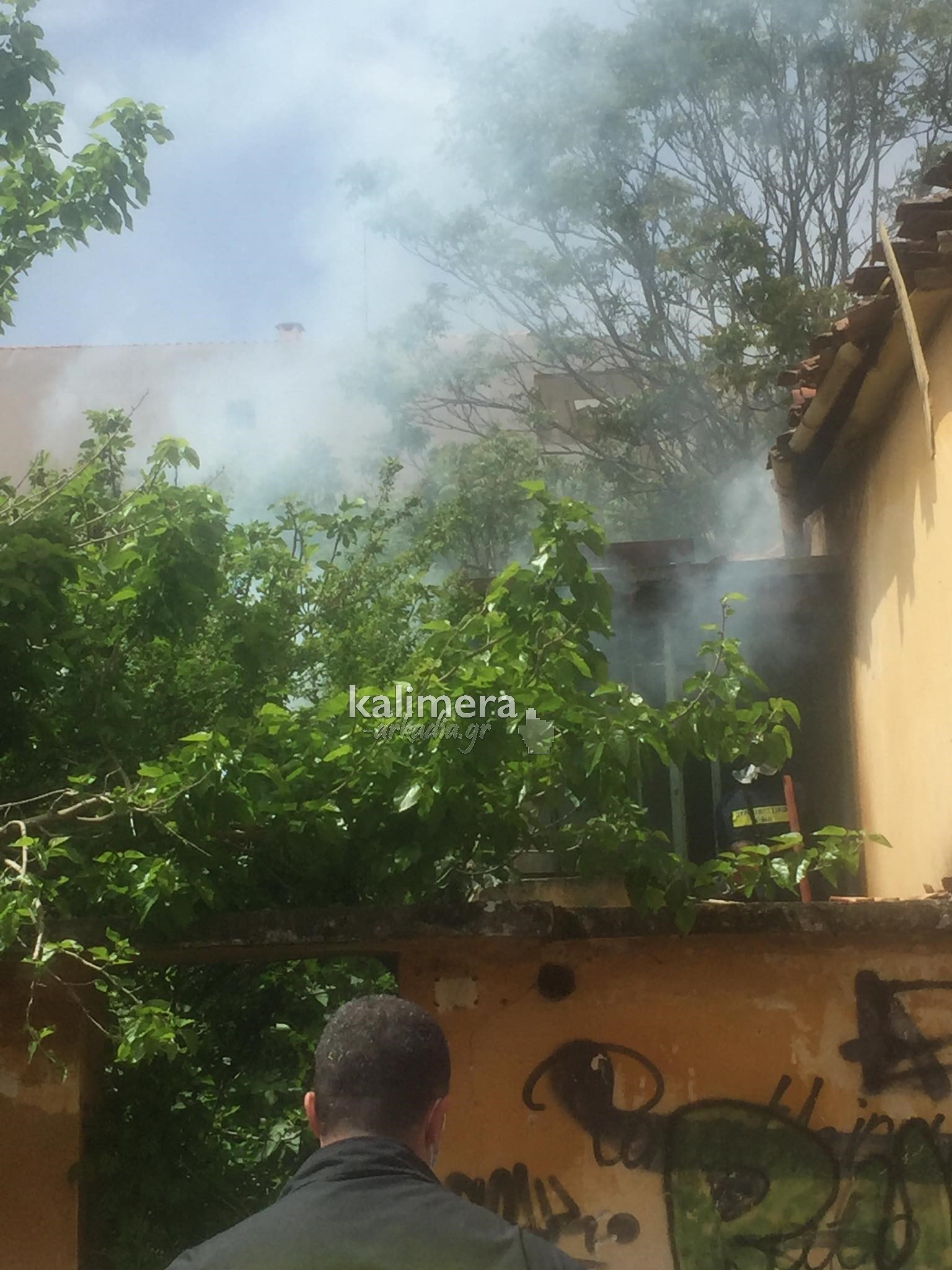 Πυρκαγιά σε εγκαταλελειμμένο σπίτι στην Τρίπολη (Φώτο)