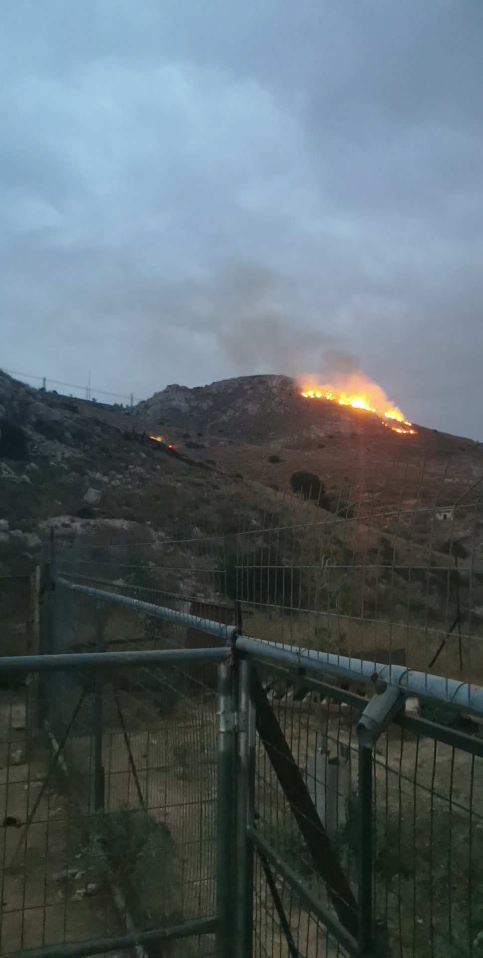 Πυρκαγιά ΤΩΡΑ σε χαμηλή βλάστηση στην Νίκαια Αττικής