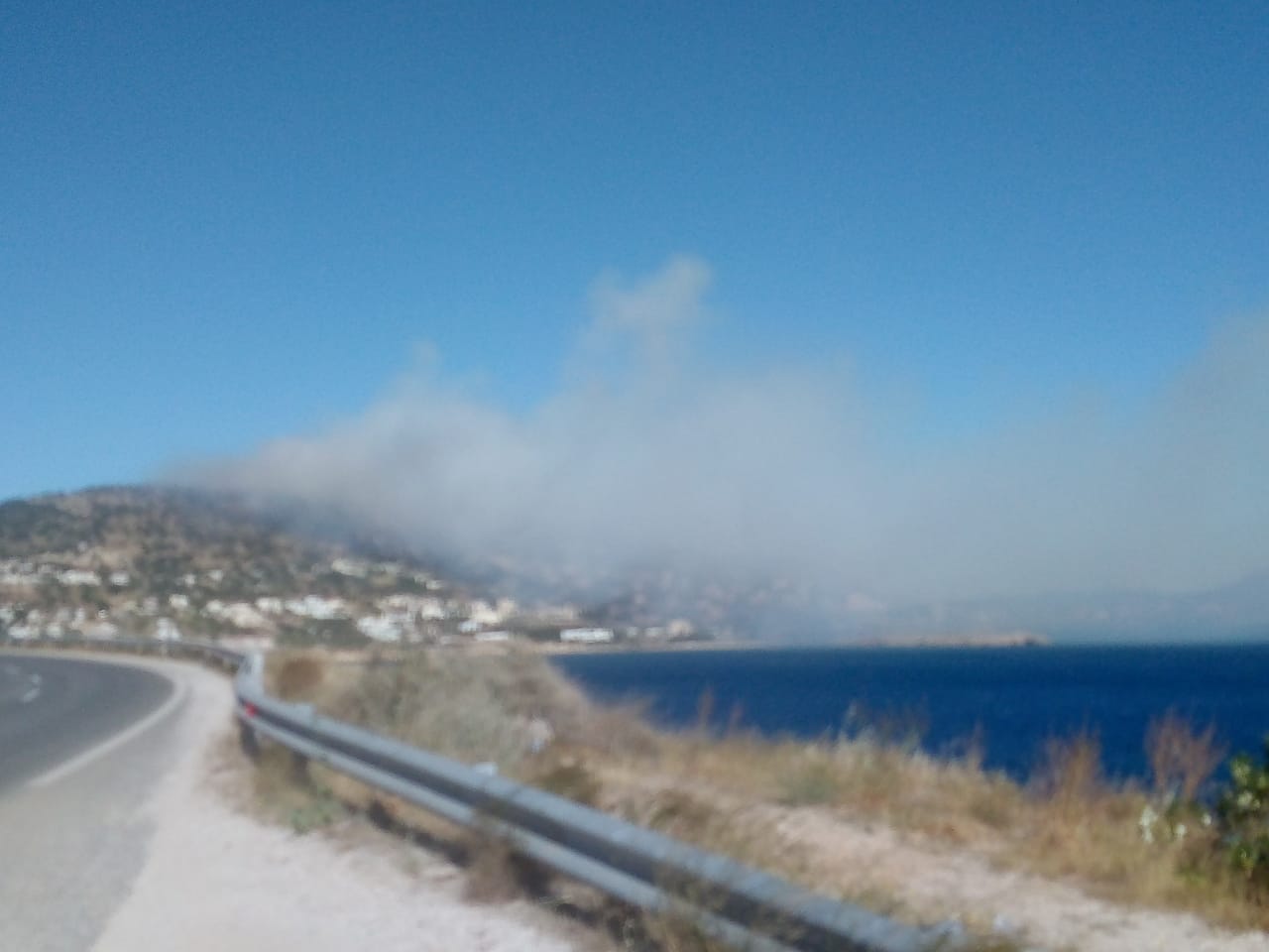 Μεγάλη πυρκαγιά ΤΩΡΑ στην Αγία Μαρίνα Κορωπίου (Φώτο)