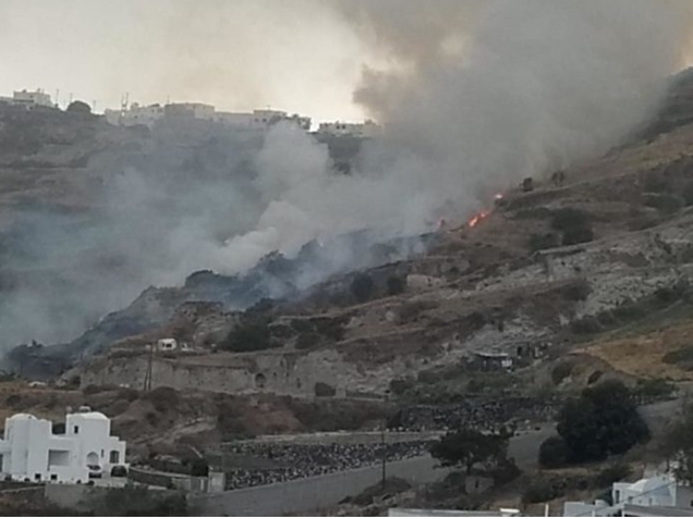 ΕΚΤΑΚΤΟ: Πυρκαγιά στη Σαντορίνη (Φώτο)