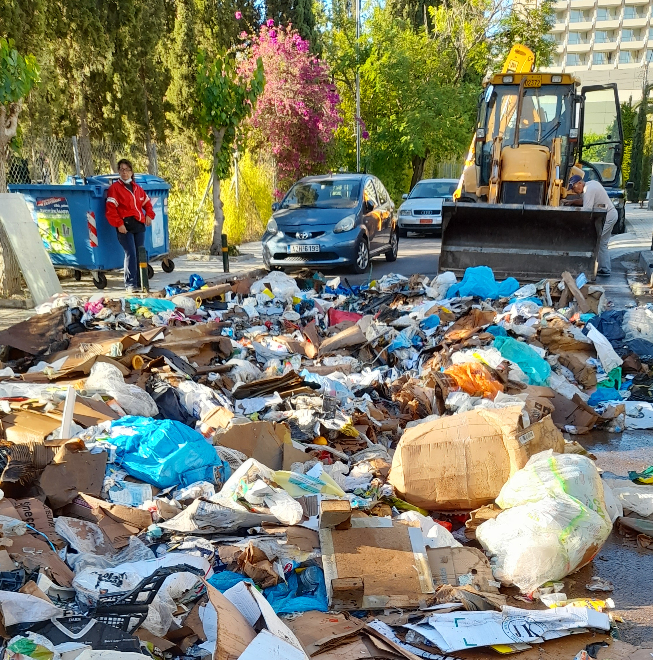 Πυρκαγιά σε απορριματοφώρο στην Βουλιαγμένη Αττικής. (Φωτο)