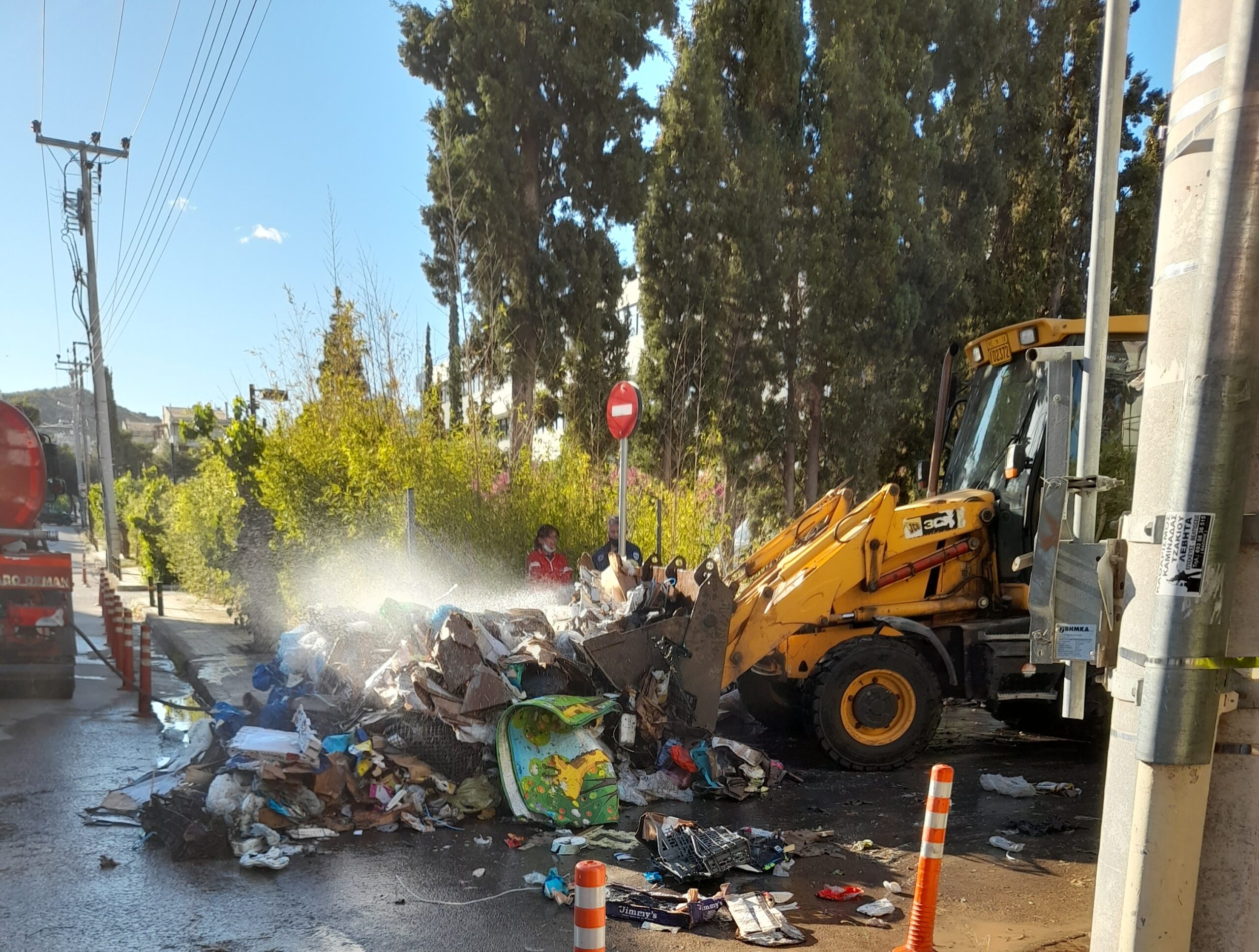 Πυρκαγιά σε απορριματοφώρο στην Βουλιαγμένη Αττικής. (Φωτο)