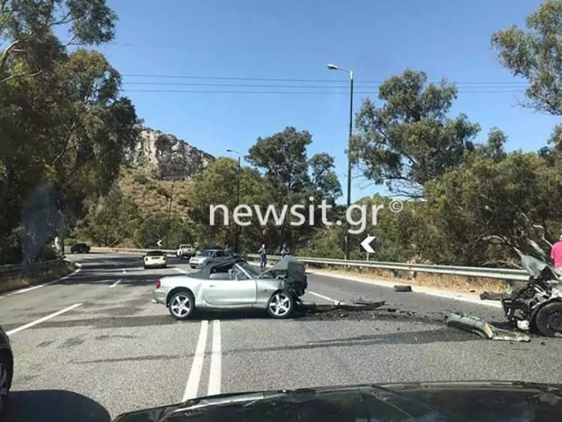 Τροχαίο στην Λεωφόρο Σουνίου μια γυναίκα απεγκλωβίστηκε χωρίς τις αισθήσεις τής.