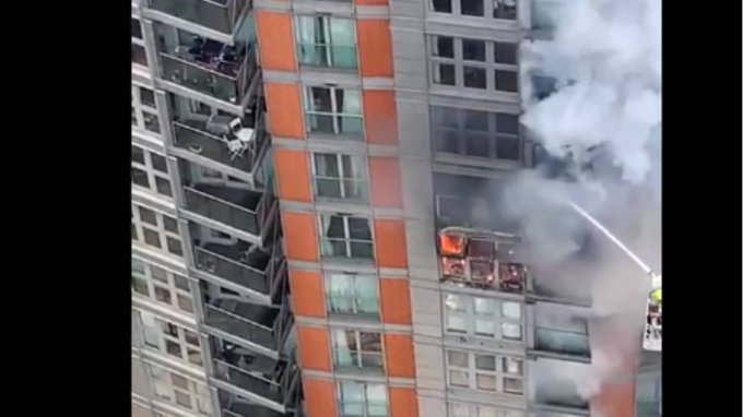 Μεγάλη πυρκαγιά σε πολυκατοικία στο Λονδίνο - Επιχειρούν 125 πυροσβέστες