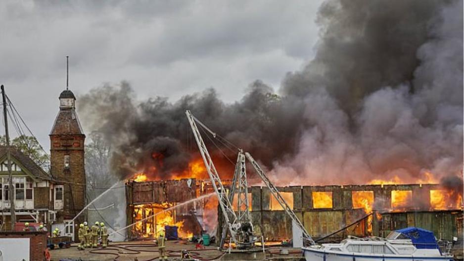 Δυτικό Λονδίνο: Μεγάλη πυρκαγιά στον Τάμεση