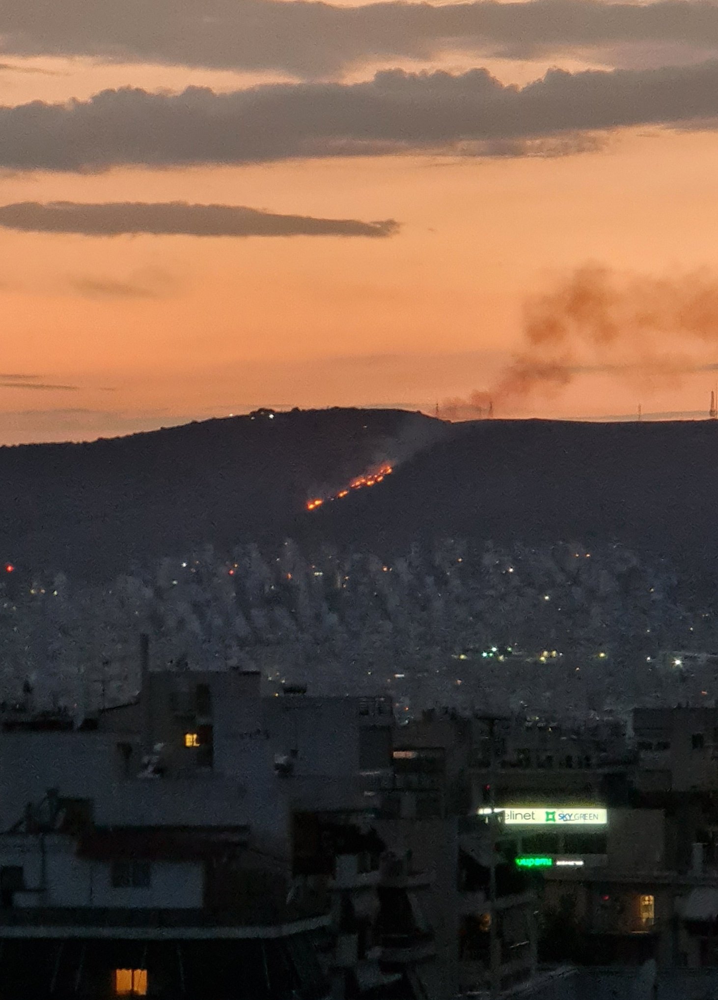 Πυρκαγιά ΤΩΡΑ σε χαμηλή βλάστηση στην Νίκαια Αττικής