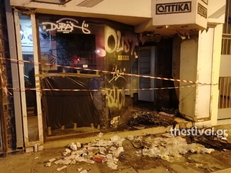 Θεσσαλονίκη: Άστεγος έβαλε πυρκαγιά σε κατάστημα (Φώτο)