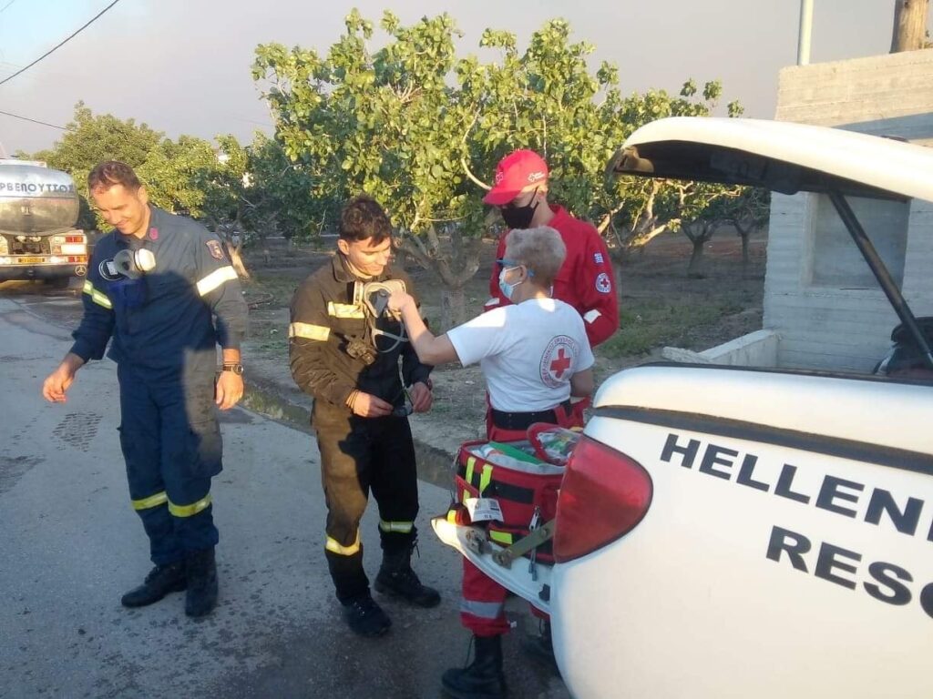 Ο Ελληνικός Ερυθρός Σταυρός στο μέτωπο της πυρκαγιάς στο Αλεποχώρ – Συγκλονιστικές εικόνες
