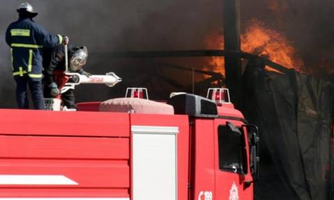 Έκρηξη και πυρκαγιά σε αποστακτήριο στη Λάρισα – Οκτώ τραυματίες