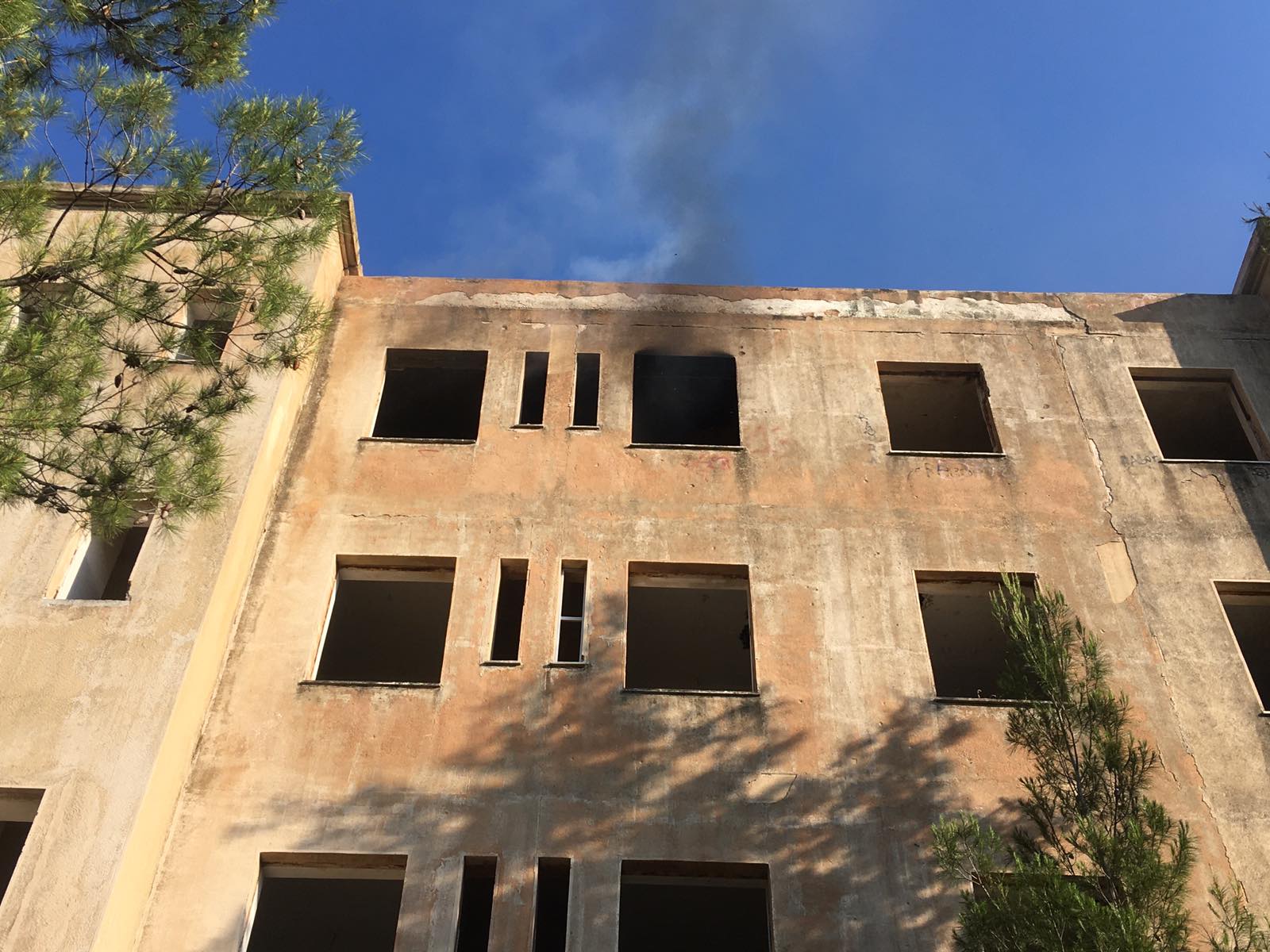 Πυρκαγιά αυτή τη στιγμή εντός του κτιρίου του ΝΙΕΝ στην Πεντέλη