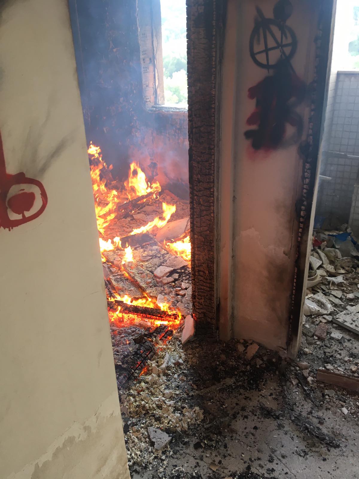 Πυρκαγιά αυτή τη στιγμή εντός του κτιρίου του ΝΙΕΝ στην Πεντέλη