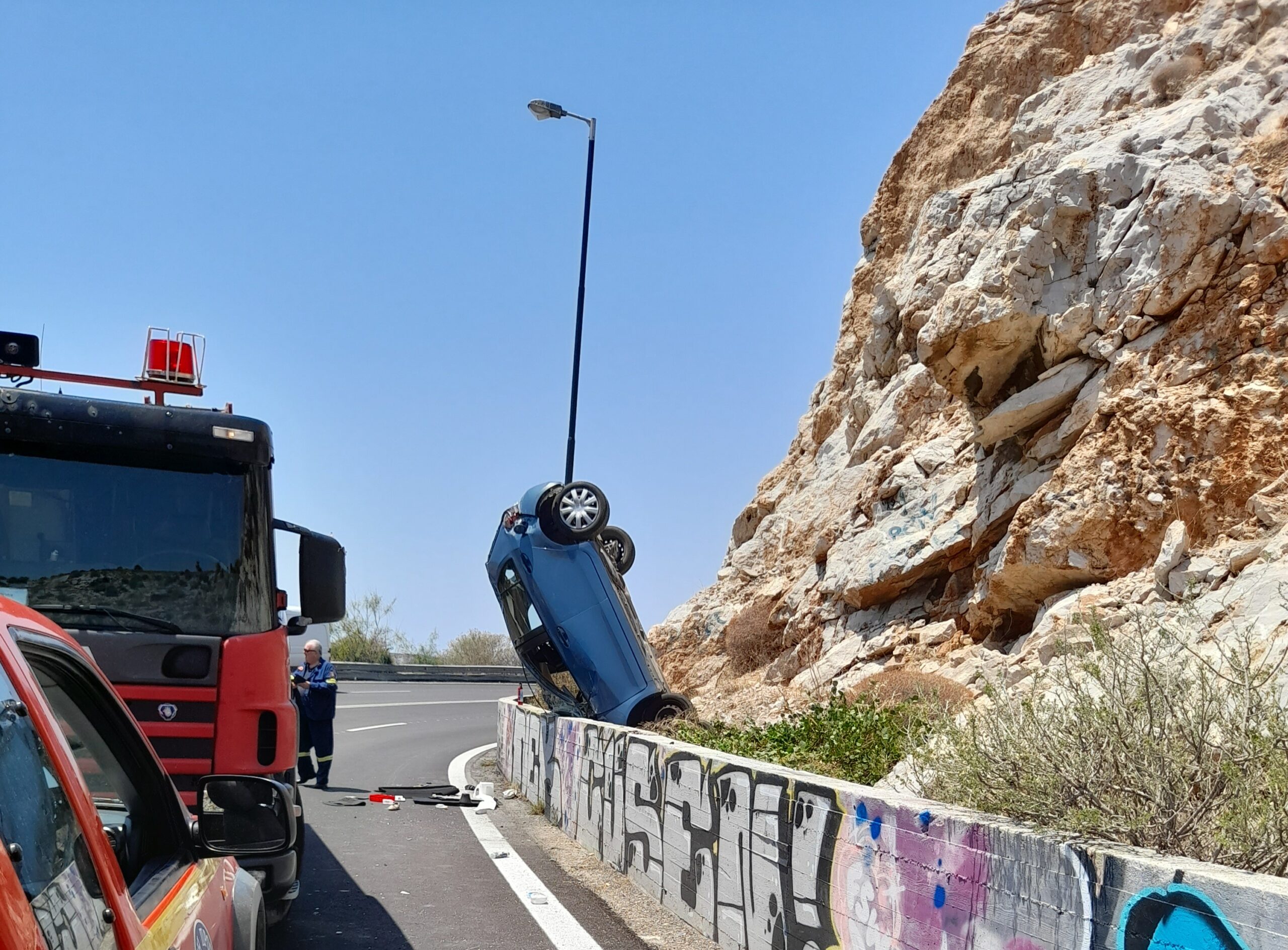 Σοβαρό τροχαίο στα Λιμανάκια βουλιαγμένης.