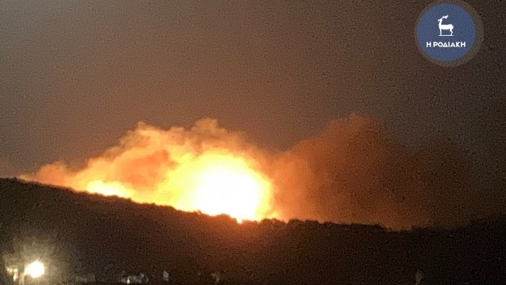 Δασική πυρκαγιά σε εξέλιξη στην περιοχή Πηγάδια Καρπάθου (Φώτο)