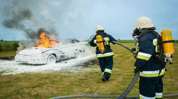 Οι πυροσβέστες ανησυχούν για τις φωτιές στα ηλεκτρικά αυτοκίνητα