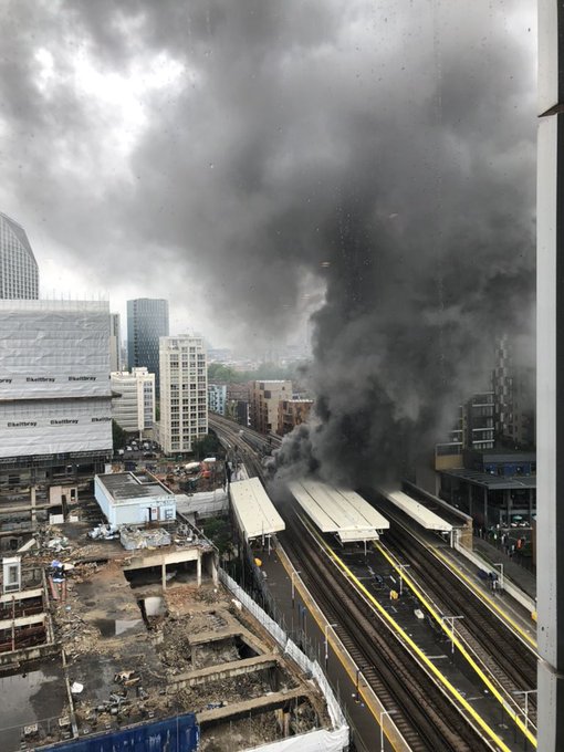 Μεγάλη πυρκαγιά στον κεντρικό σταθμό Elephant and Castle στο Λονδίνο (Φώτο)