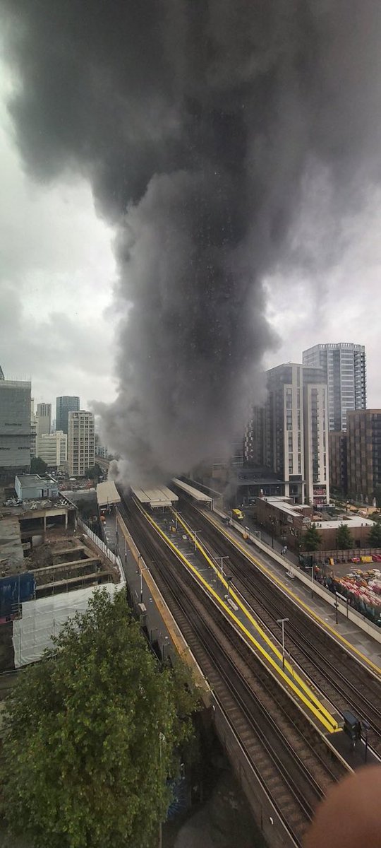 Μεγάλη πυρκαγιά στον κεντρικό σταθμό Elephant and Castle στο Λονδίνο (Φώτο)