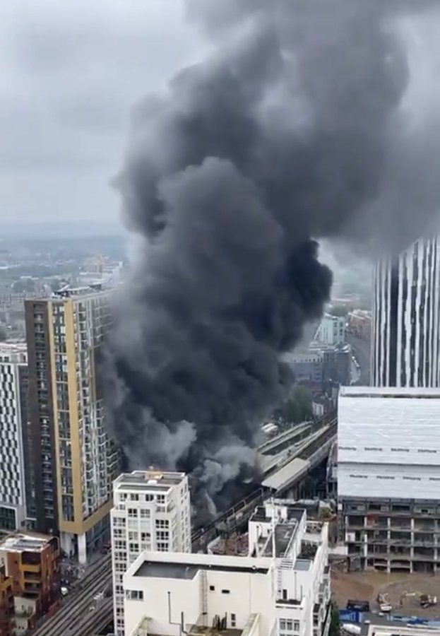 Μεγάλη πυρκαγιά στον κεντρικό σταθμό Elephant and Castle στο Λονδίνο (Φώτο)