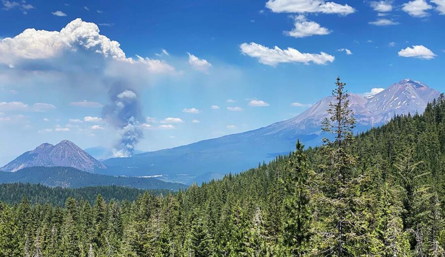 Μεγάλη πυρκαγιά βορειοδυτικά του Mt. Shasta στη Βόρεια Καλιφόρνια (Φώτο)