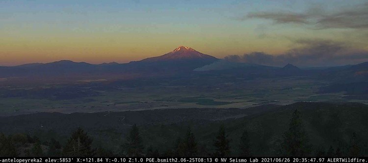 Μεγάλη πυρκαγιά βορειοδυτικά του Mt. Shasta στη Βόρεια Καλιφόρνια (Φώτο)