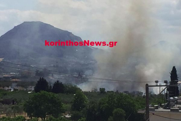 Πυρκαγιά σε ξερά χόρτα δίπλα σε σπίτια στην Καλλιθέα Κορίνθου (Φώτο)