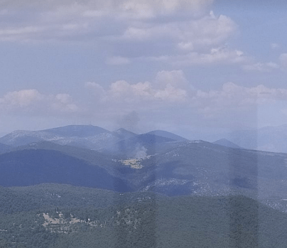 Πυρκαγιά ΤΩΡΑ σε δασική έκταση στον Αγιάννη Κορινθίας (Φώτο)
